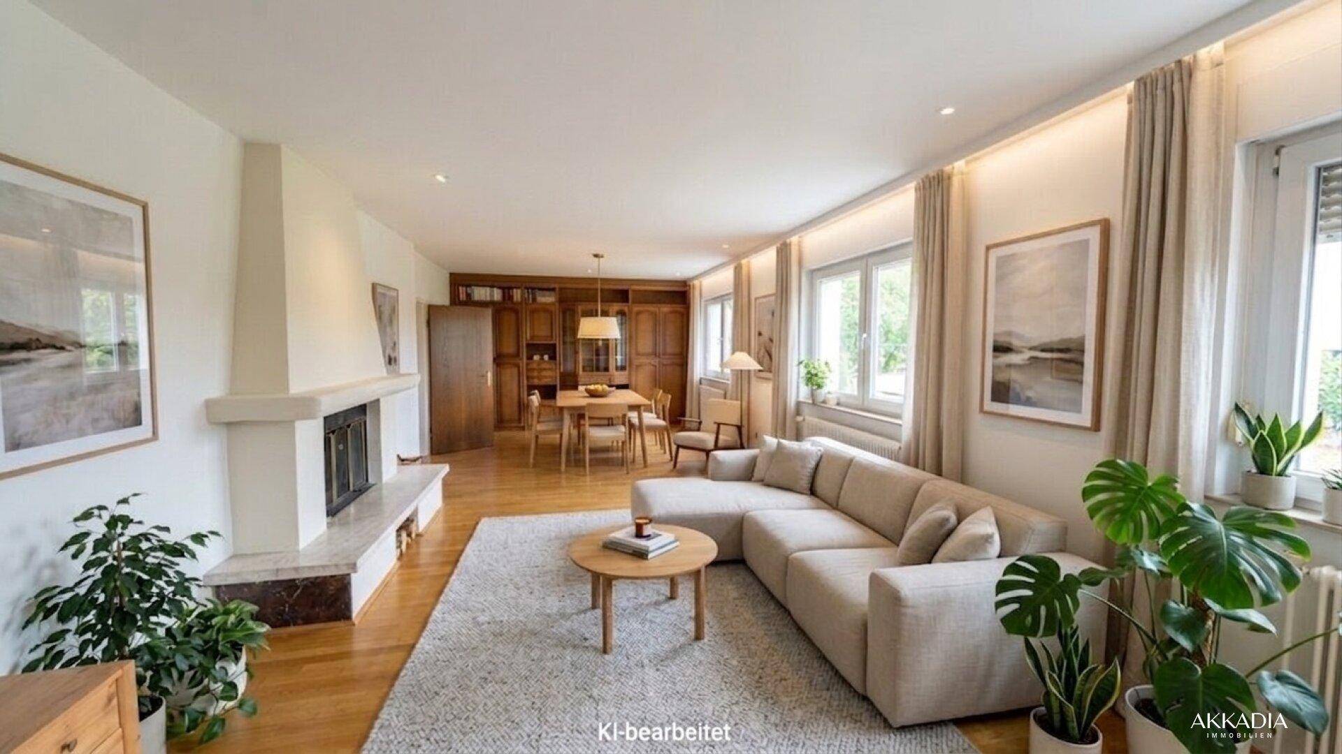 Helles, offenes Wohn-Esszimmer mit modernem Sofa, Kamin und Holzboden, ideal für geselliges Beisammensein.
