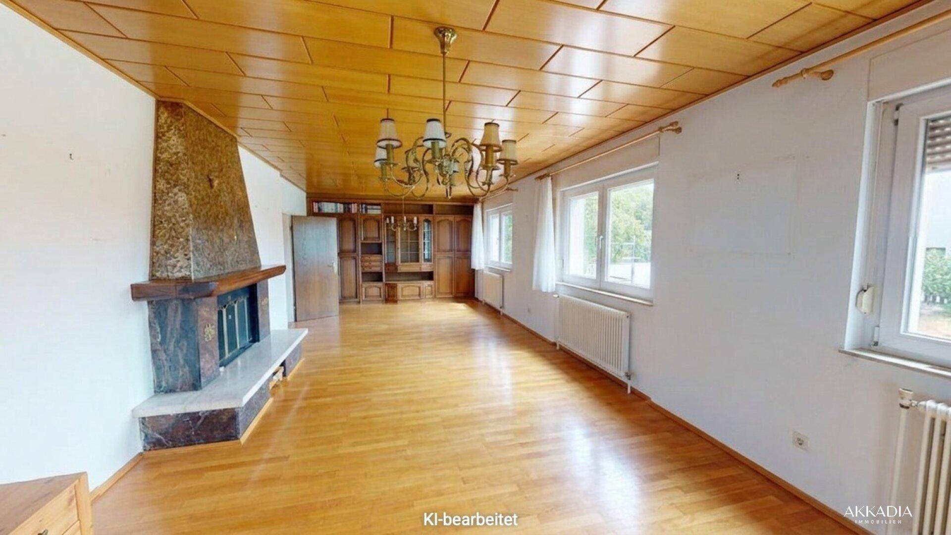 Heller, leerer Wohn- und Essbereich mit Holzbalkendecke, Kamin und großen Fenstern.