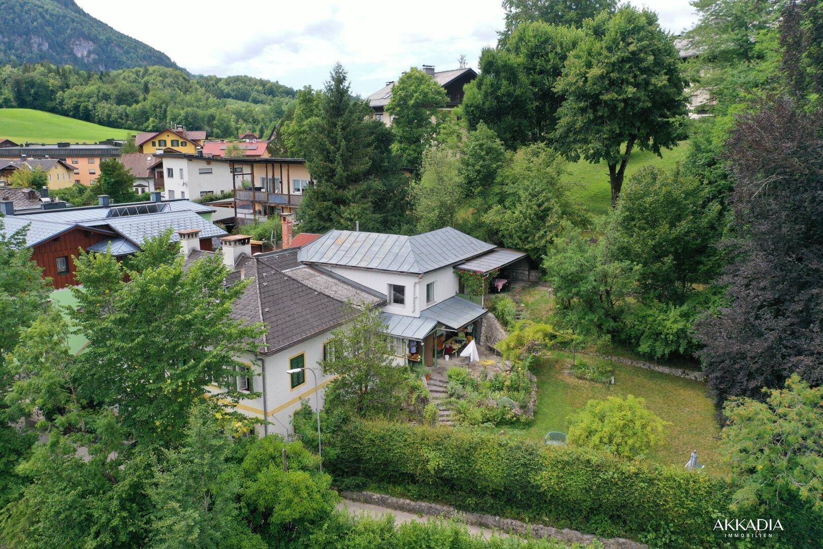 Weitläufige Luftaufnahme des Anwesens mit Garten und umliegender Wohnbebauung.