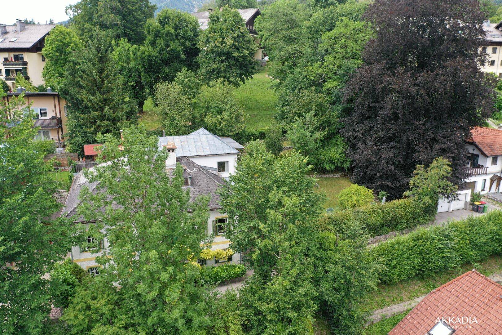 Weitläufige Luftaufnahme des Anwesens mit großem Garten und umliegender Natur.