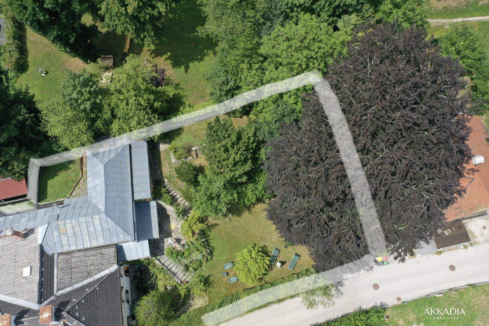 Luftaufnahme des Anwesens mit großem Garten und umliegender Natur.