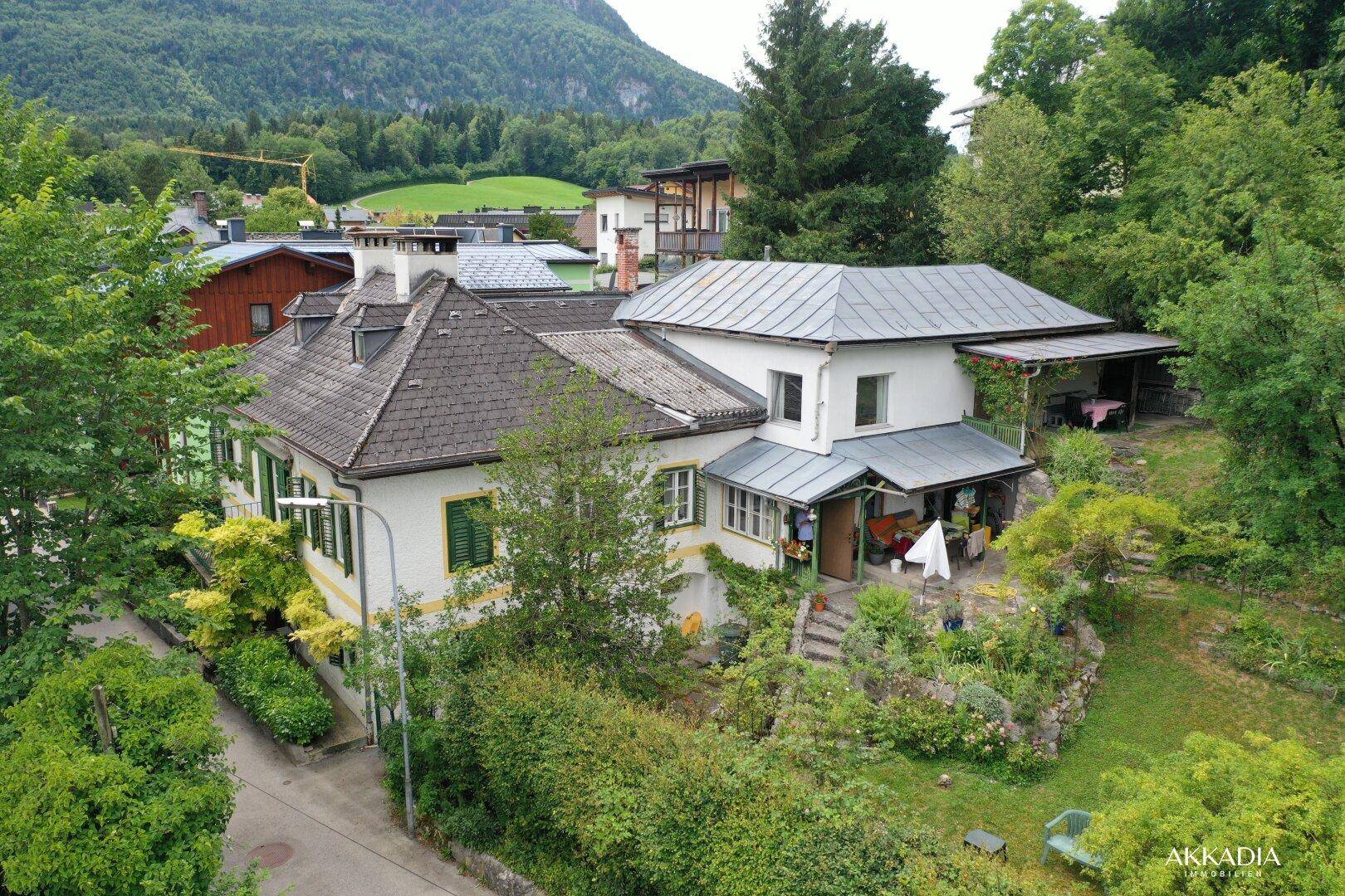 Vogelperspektive des Hauses mit Garten, Terrasse und grüner Umgebung.