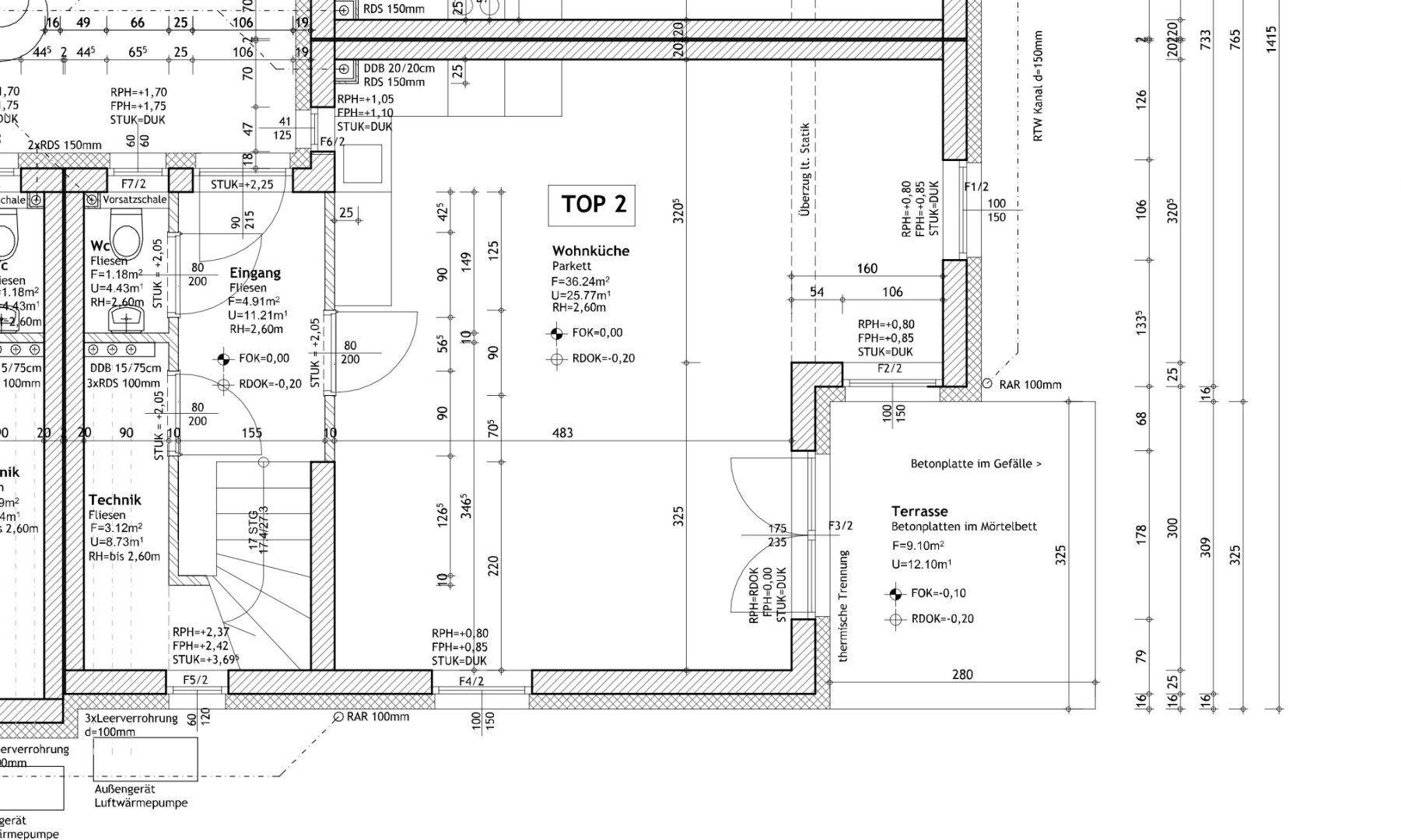 Grundriss einer Wohnung mit offener Wohnküche, separatem WC und einer großzügigen Terrasse.