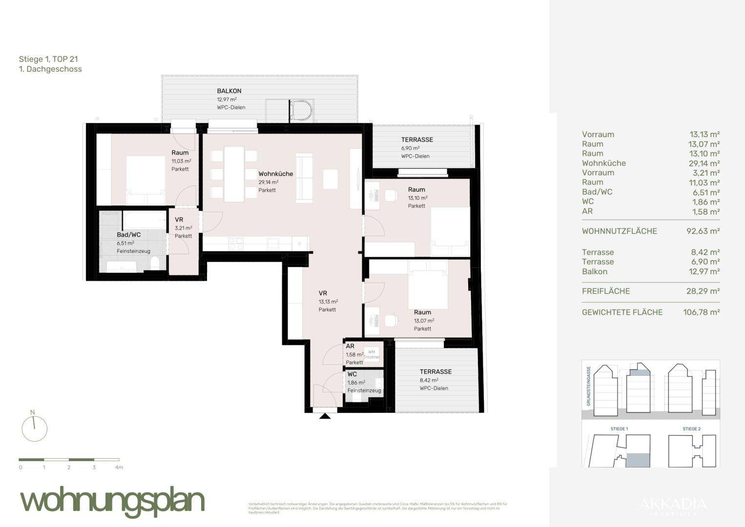 Grundriss einer Dachgeschosswohnung mit offener Wohnküche, drei Zimmern, Bad, separatem WC, Balkon und zwei Terrassen.