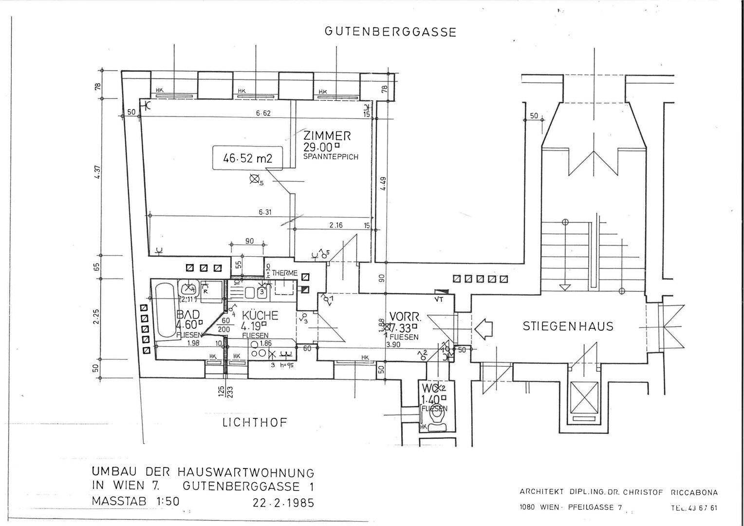 Detaillierter Grundriss einer Wohnung mit Zimmern, Bad, Küche, separatem WC und Stiegenhauszugang.