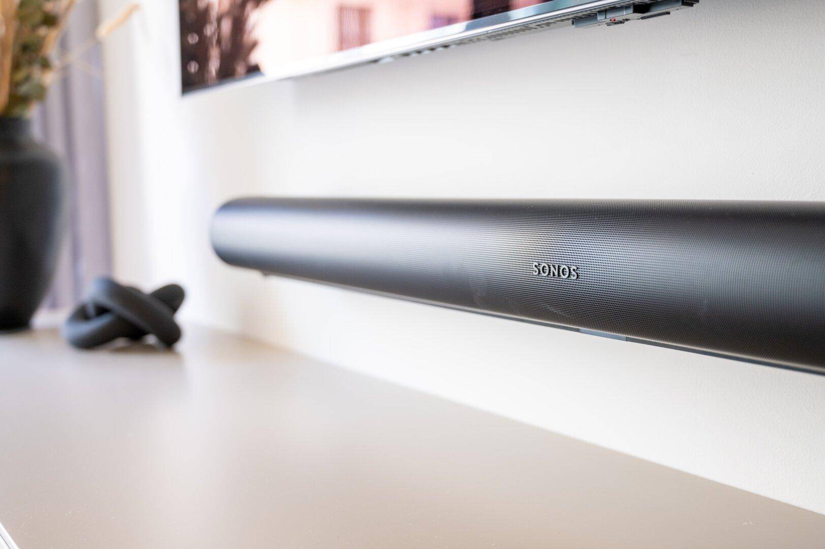 Detailaufnahme einer modernen Soundbar unter dem Fernseher im Wohnzimmer.