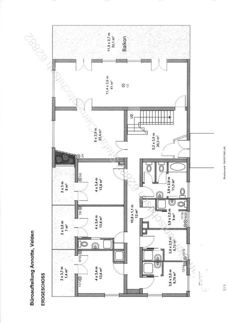 Grundriss des Erdgeschosses mit verschiedenen Räumen, Bädern und einem großen Balkon.