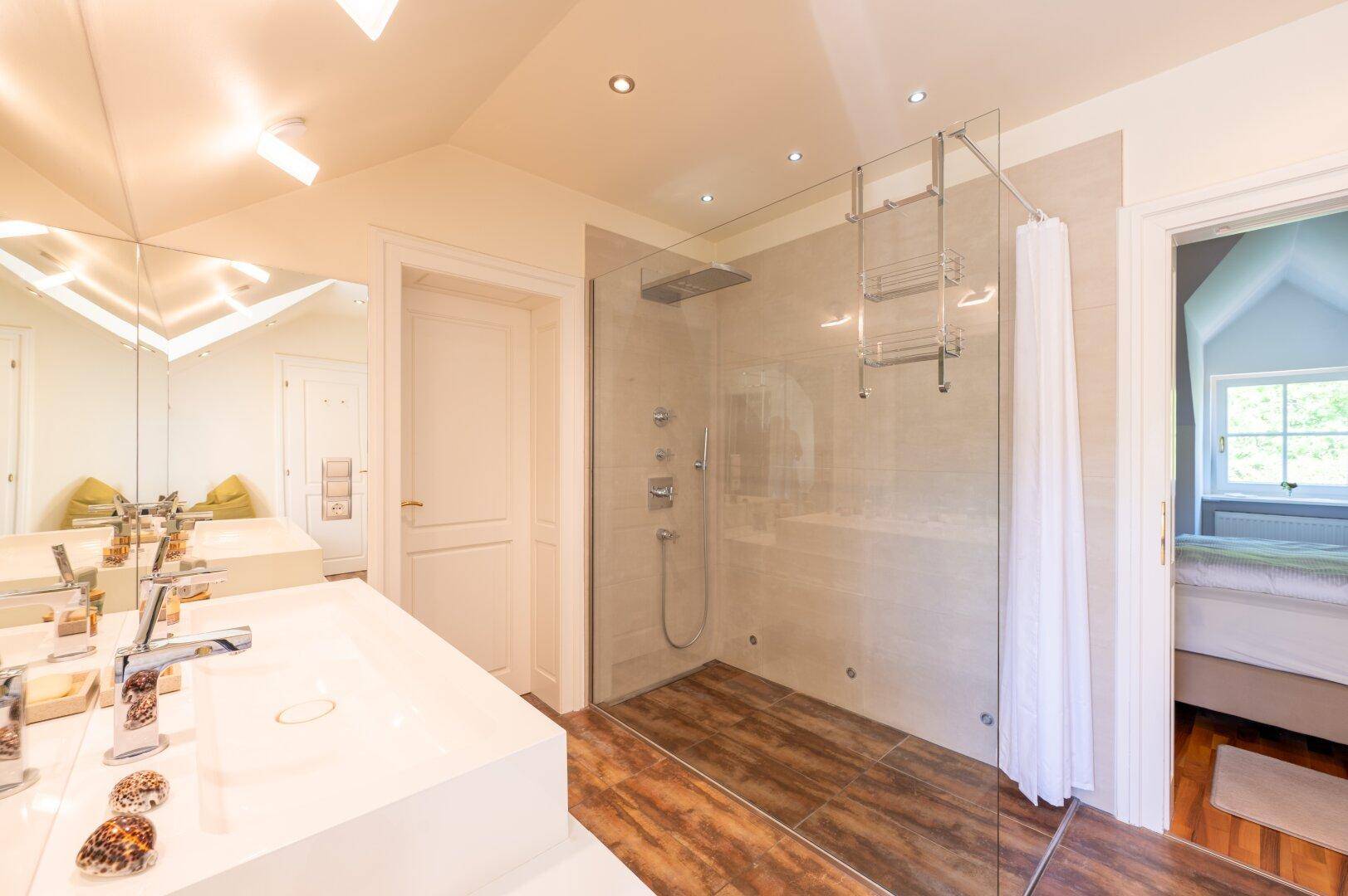 Modernes Badezimmer mit großer begehbarer Dusche und Doppelwaschbecken.