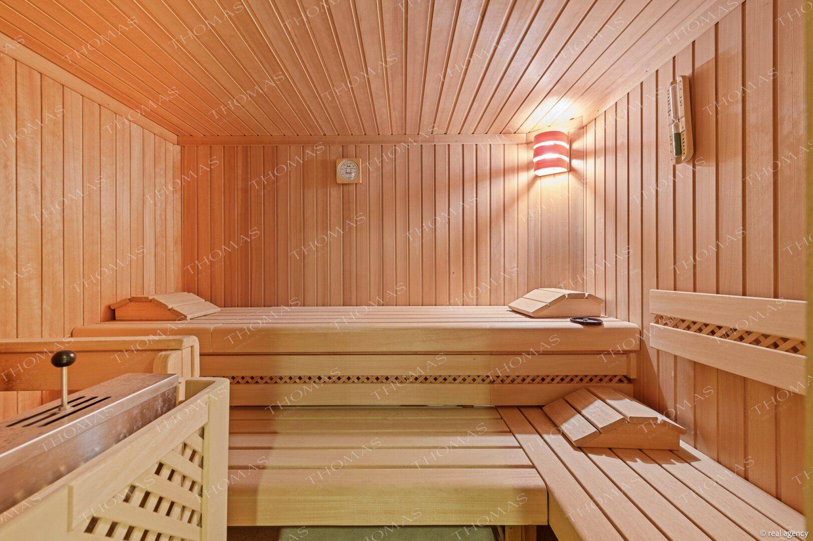 Traditionelle Holzsauna mit mehreren Bänken für Entspannung und Wohlbefinden.