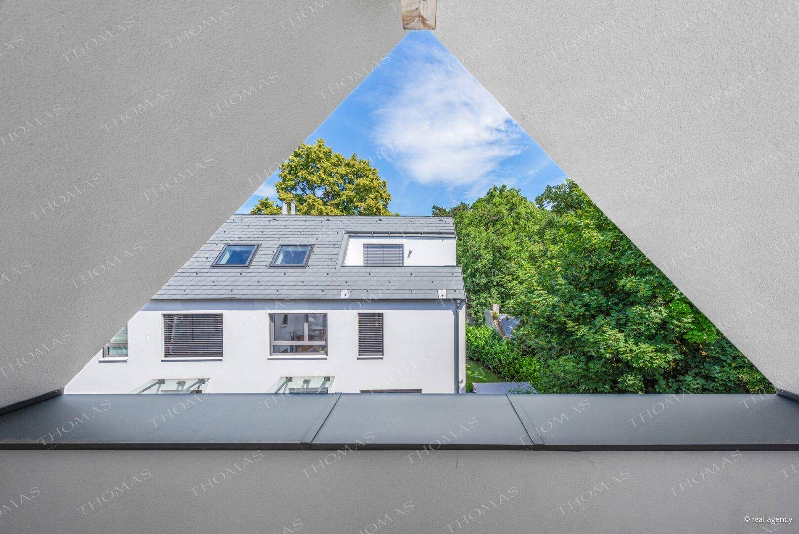 Dreieckiges Fenster bietet einen einzigartigen Blick auf das Nachbargebäude und die Bäume.