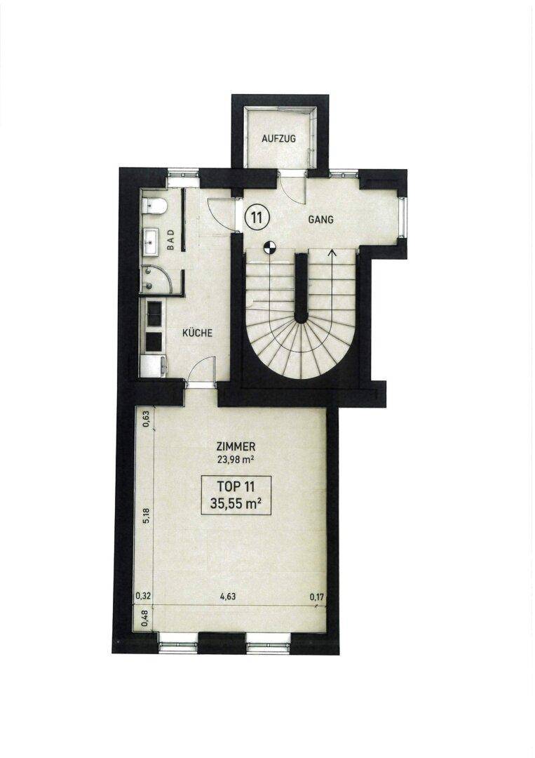 Grundriss einer Wohnung mit einem Zimmer, separater Küche, Bad, Flur und Zugang zu einem Aufzug.