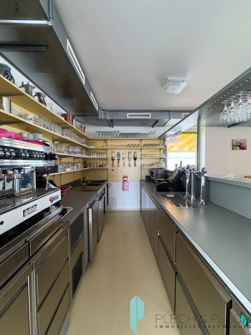 Professionelle Edelstahlküche mit Arbeitsflächen und Geräten für den Gastronomiebereich.
