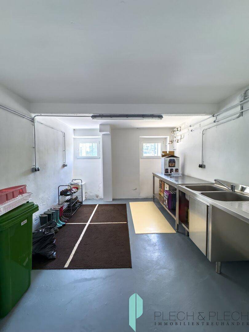 Hauswirtschaftsraum mit großem Waschbecken und Ablageflächen, ideal für Reinigungsarbeiten.
