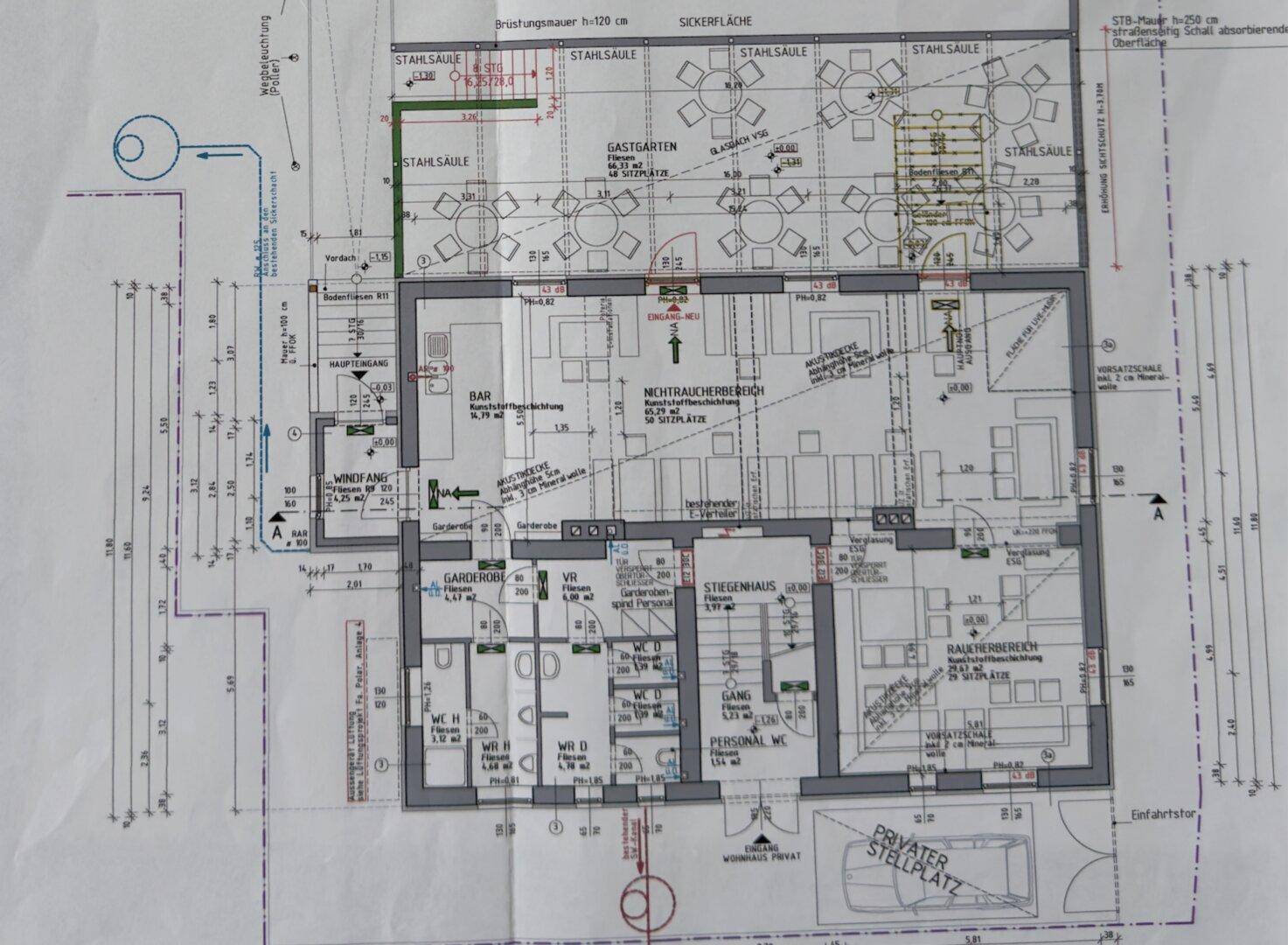 Detaillierter Grundriss des Erdgeschosses mit Gastronomiebereichen, Sanitäranlagen und Außenbereich.