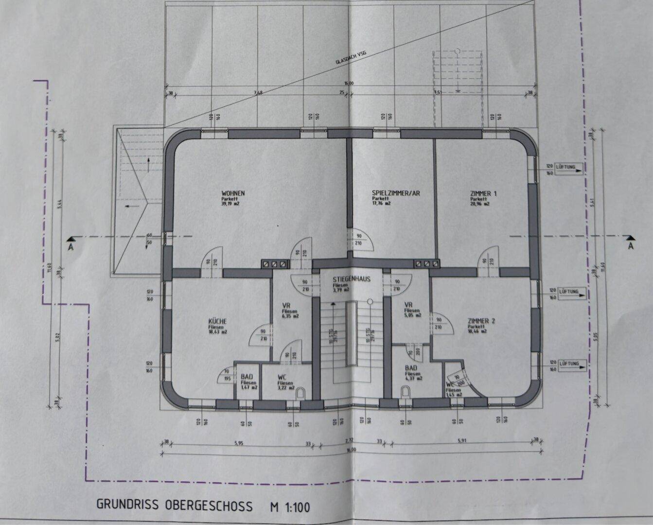 Grundriss des Obergeschosses mit Wohnzimmer, Schlafzimmern und Bädern.