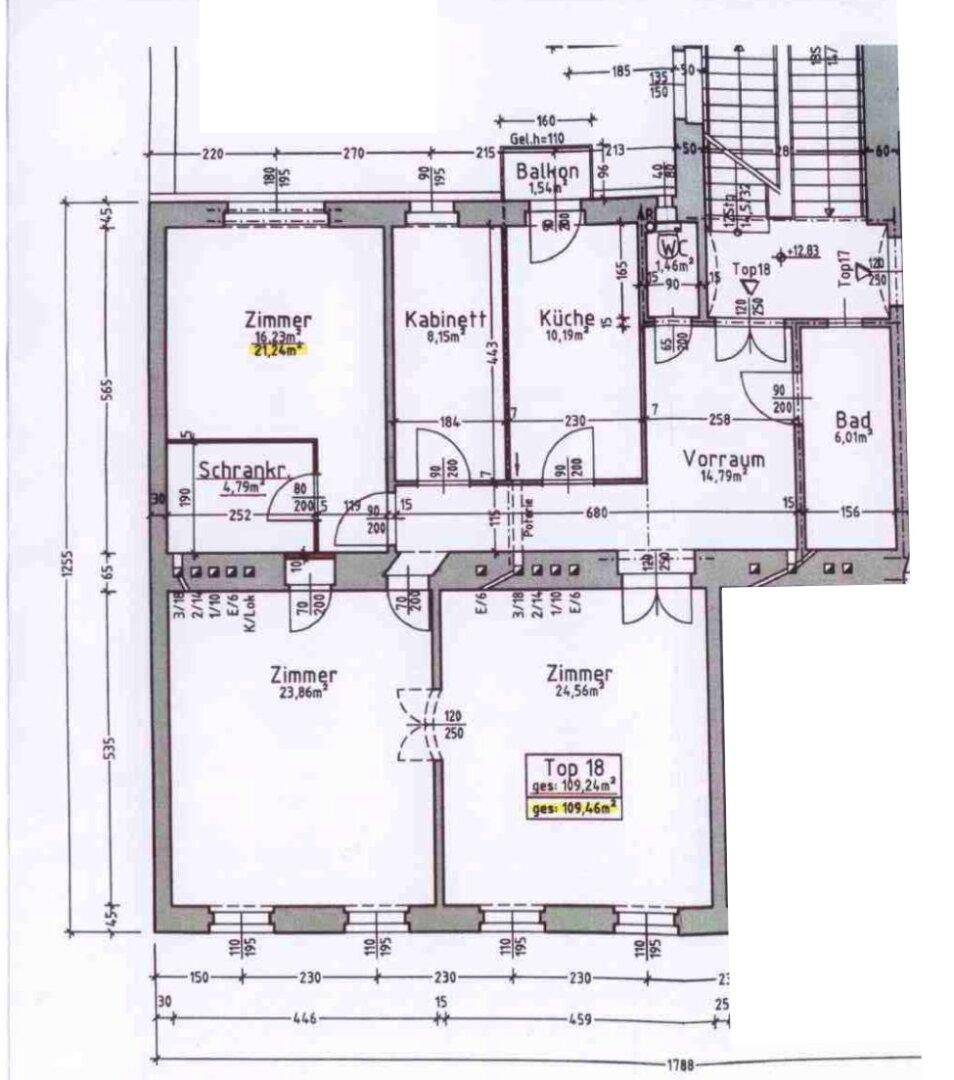 Grundriss der Wohnung Top 18 mit mehreren Zimmern, Küche und Balkon.