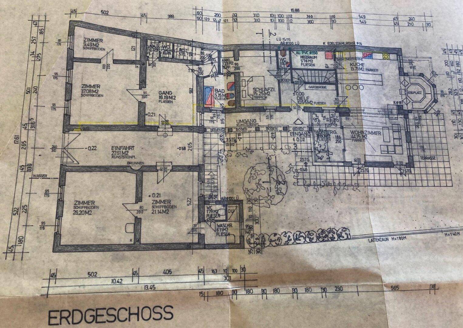Detaillierter Grundriss des Erdgeschosses mit Zimmeraufteilung, Terrasse und Gartenbereich.