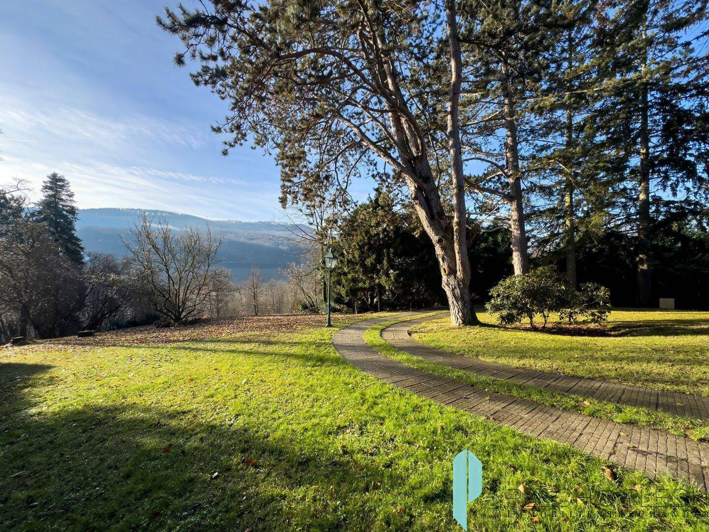 Idyllischer Gartenweg mit weitem Blick auf die umliegende Landschaft und Berge.