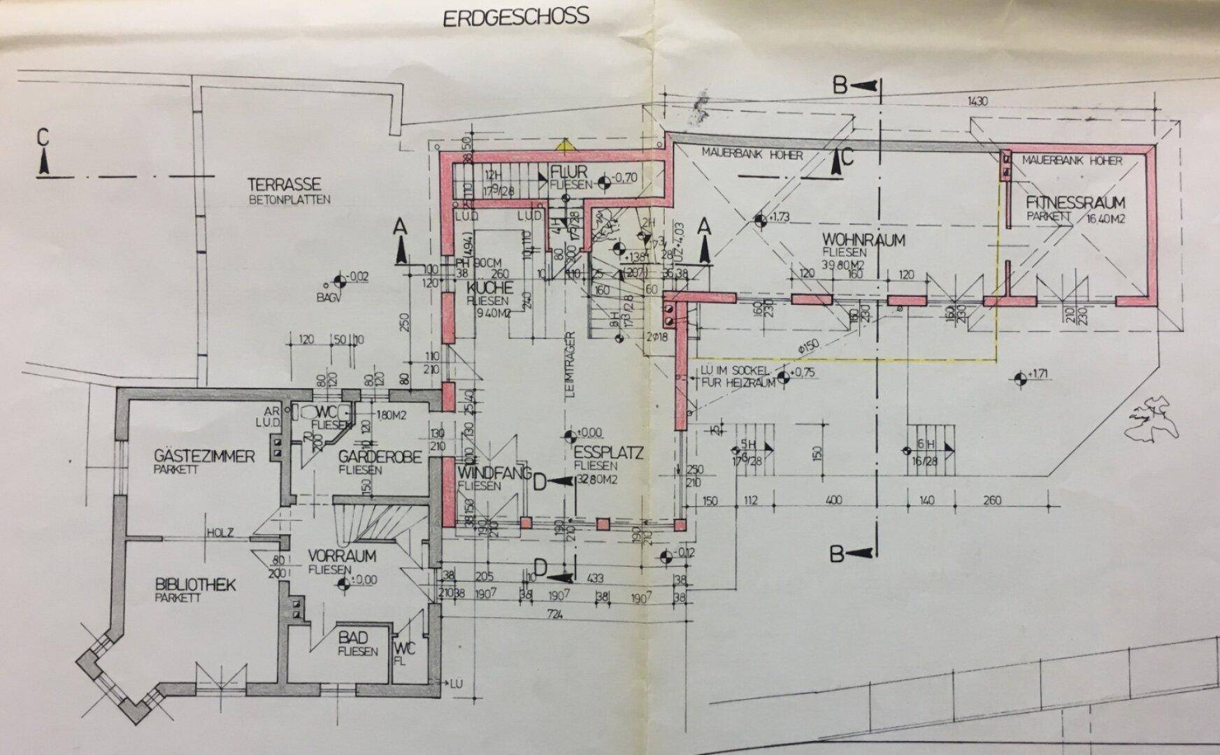 Älterer Grundriss des Erdgeschosses mit Wohnraum, Küche und Fitnessraum.