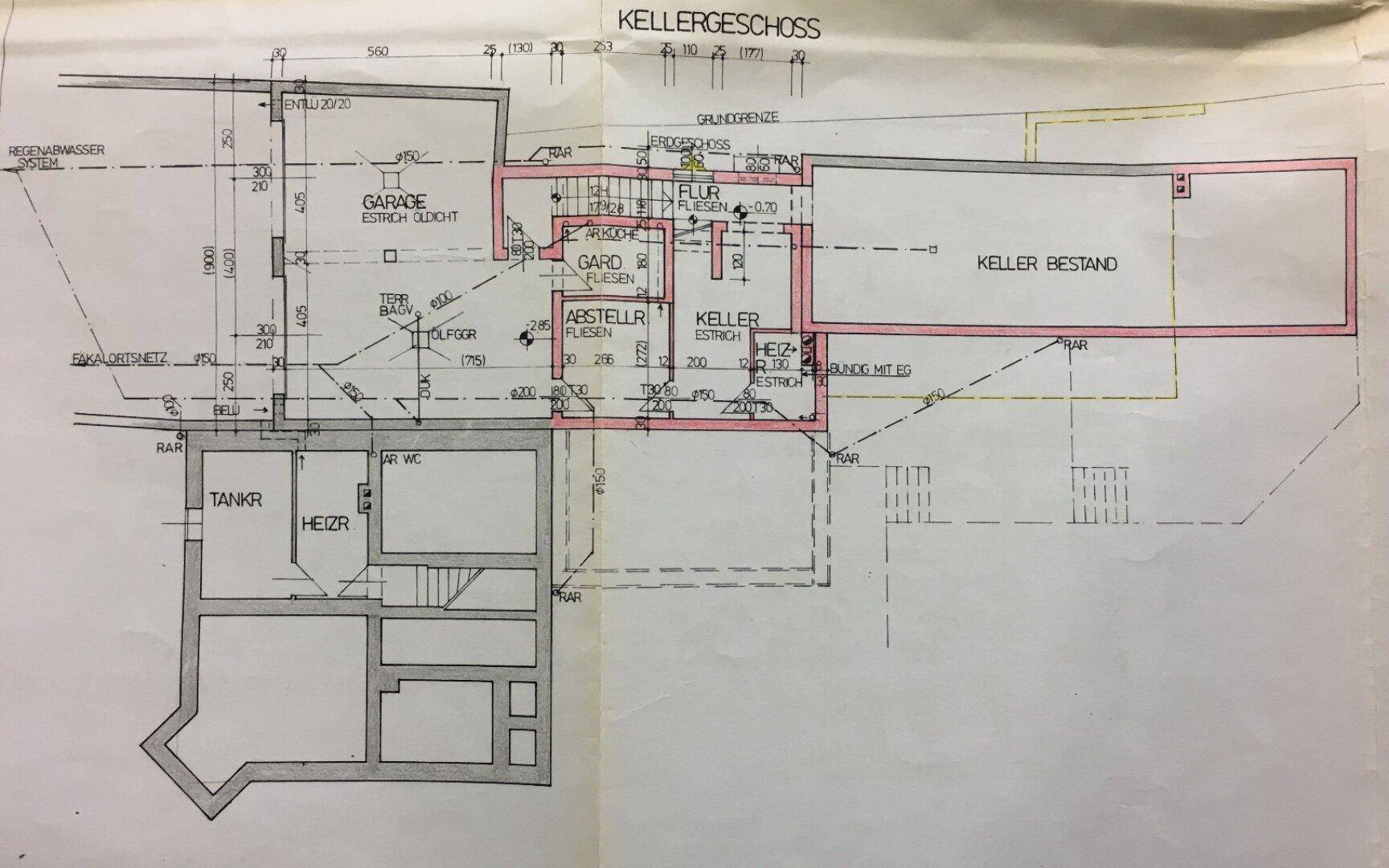Älterer Grundriss des Kellergeschosses mit Garage, Abstellraum und Heizraum.