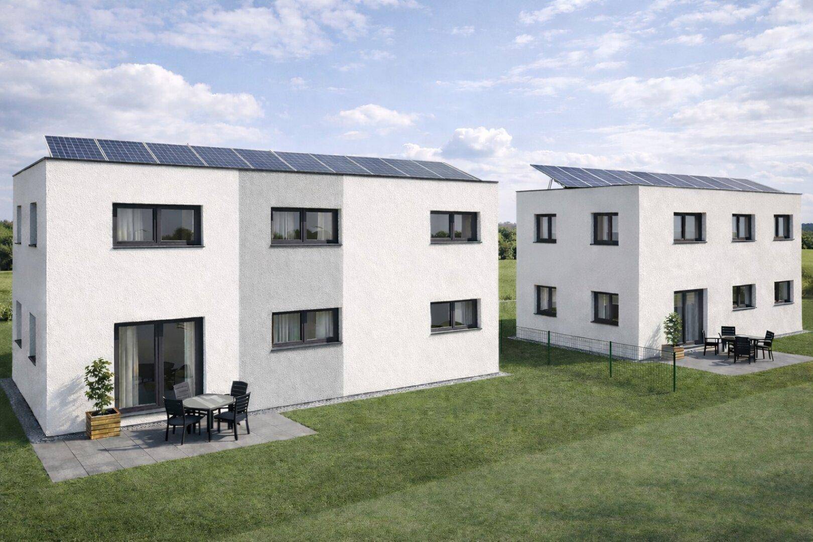 Zwei moderne Neubauten mit Solarpaneelen und kleinen Terrassen im Grünen.