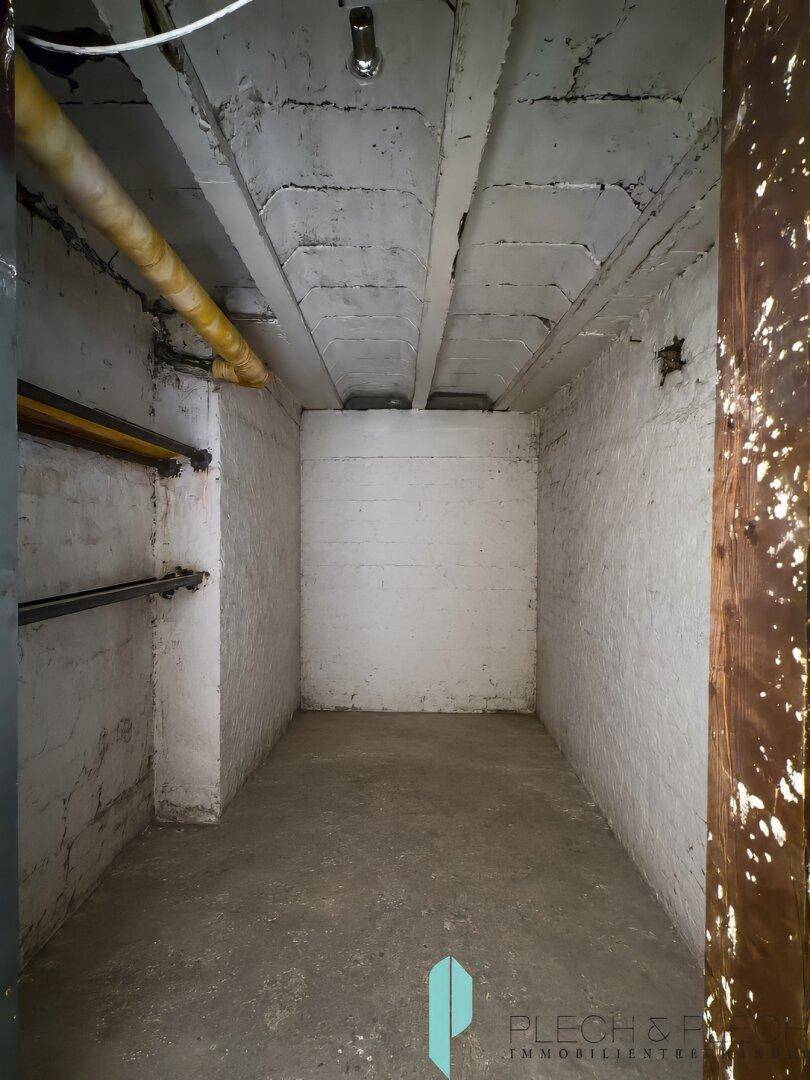 Leerer Kellerraum mit Betonboden und rauen Wänden, ideal als Abstellfläche.