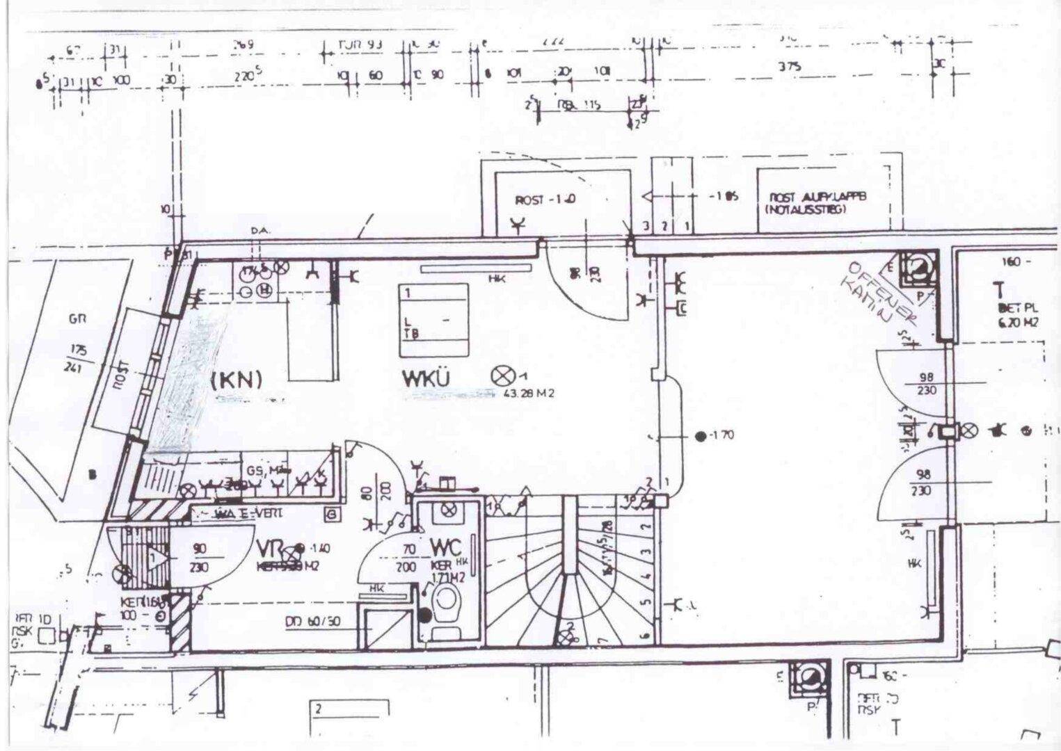 Grundrissplan zeigt eine Etage mit offener Küche, Wohnbereich, Kamin und einem separaten WC.
