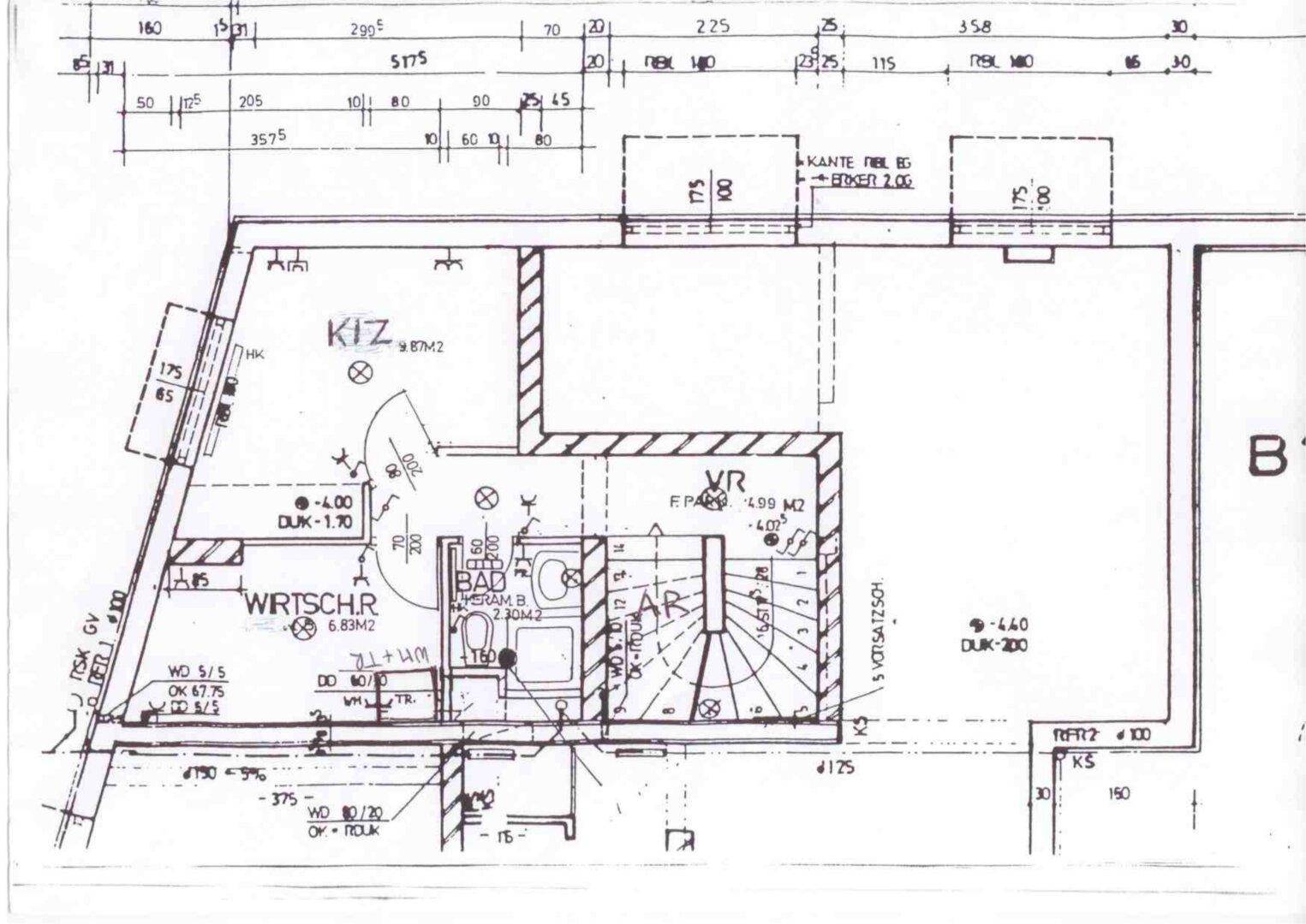 Grundrissplan einer Etage mit Hauswirtschaftsraum, Badezimmer und Treppenaufgang.
