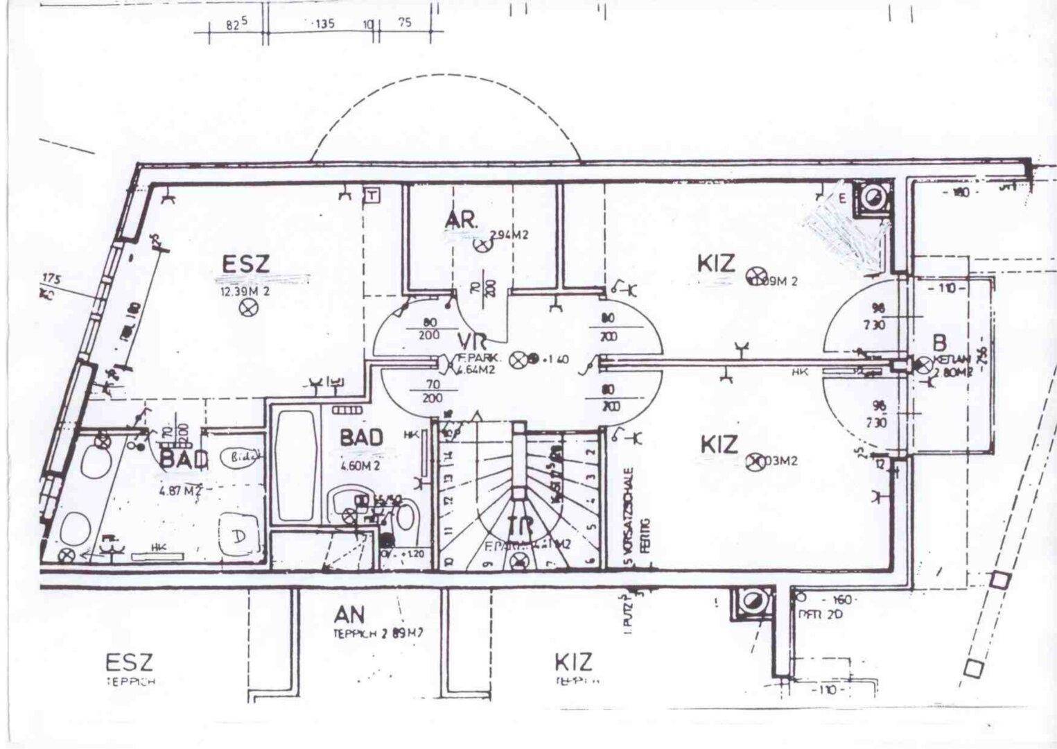 Grundrissplan einer Etage mit zwei Bädern, mehreren Zimmern und einer Terrasse.