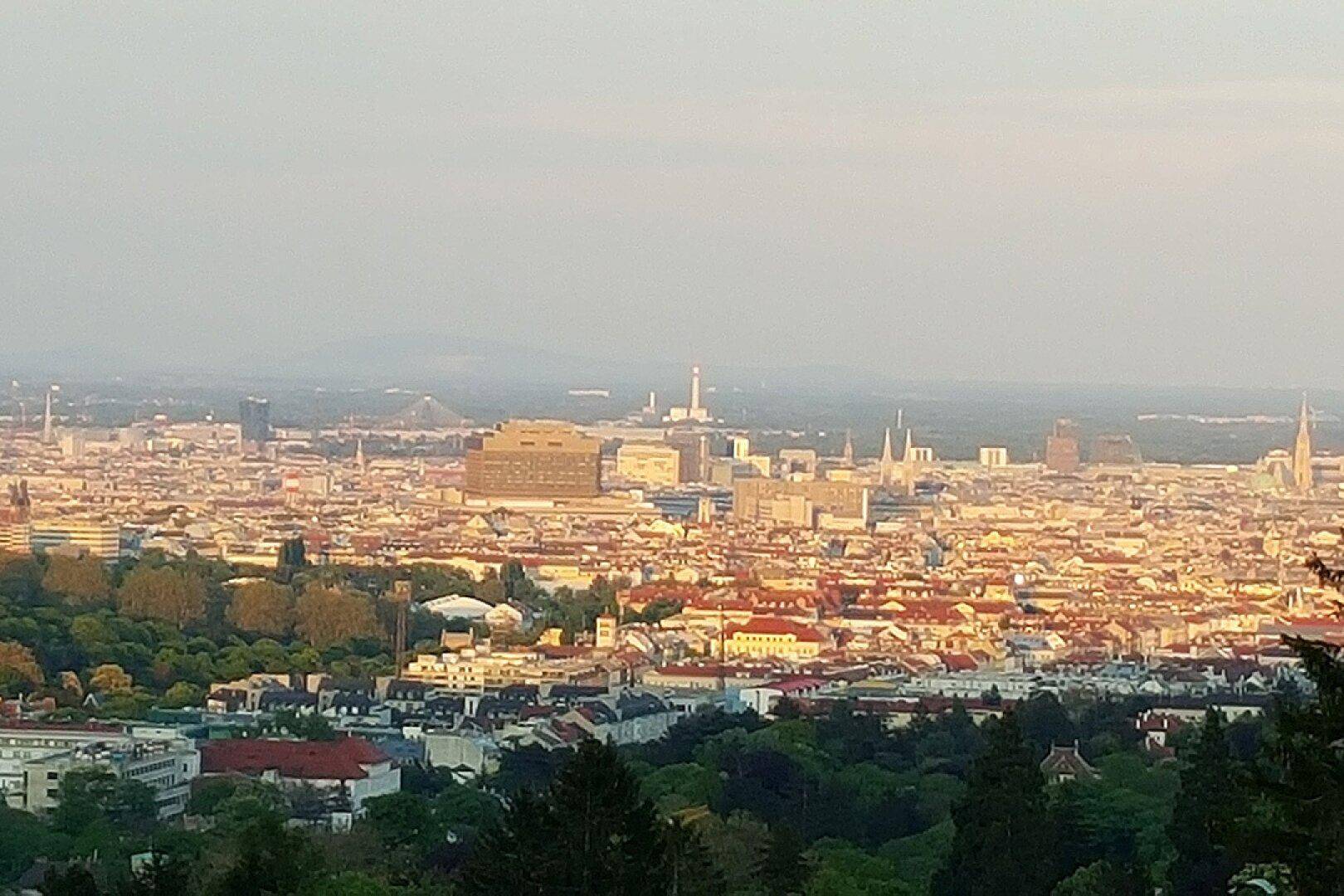Atemberaubender Panoramablick auf die Stadt bei Sonnenuntergang mit goldenem Licht.