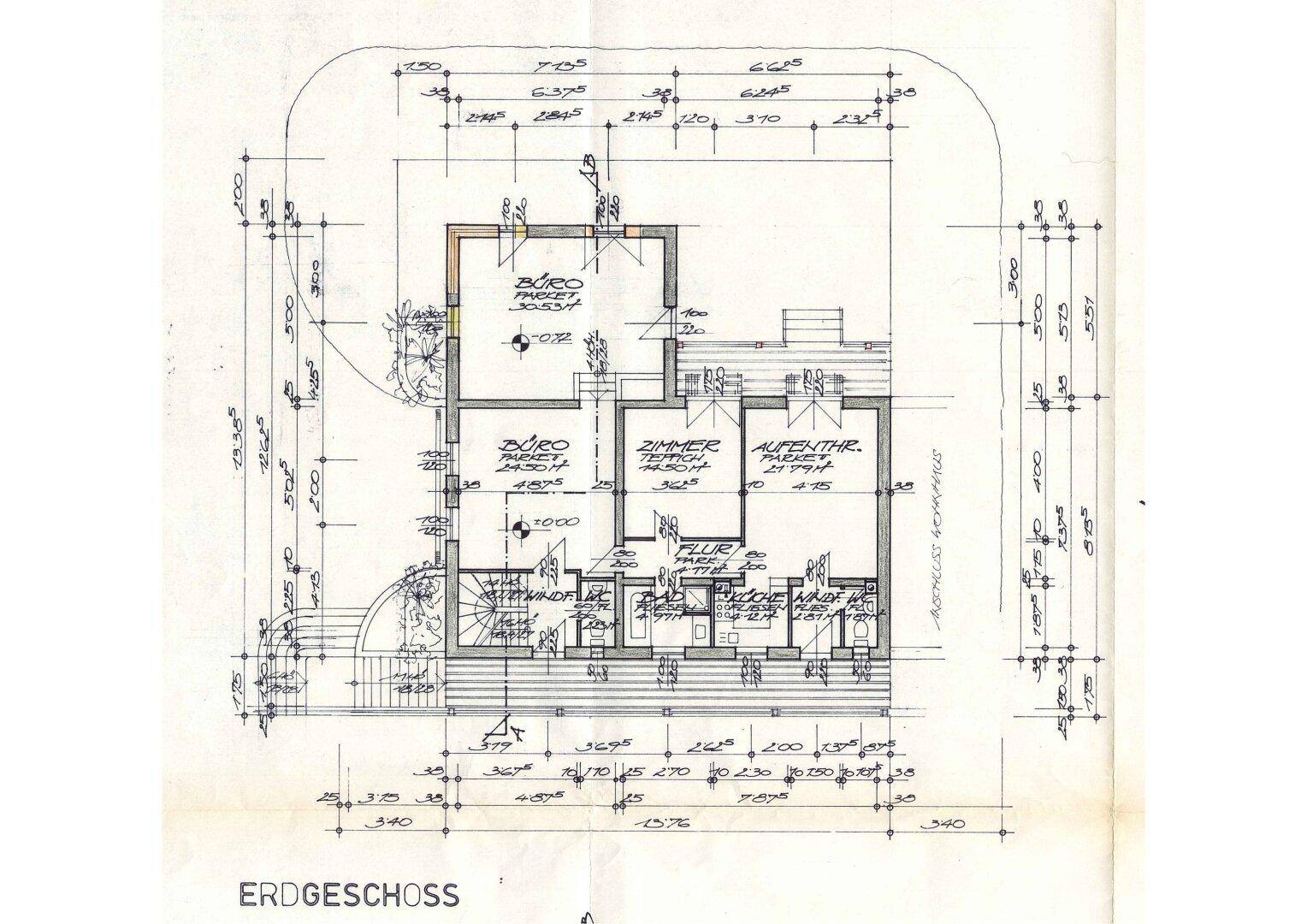 Grundriss des Erdgeschosses mit Büros und Aufenthaltsräumen, inklusive Maßen.