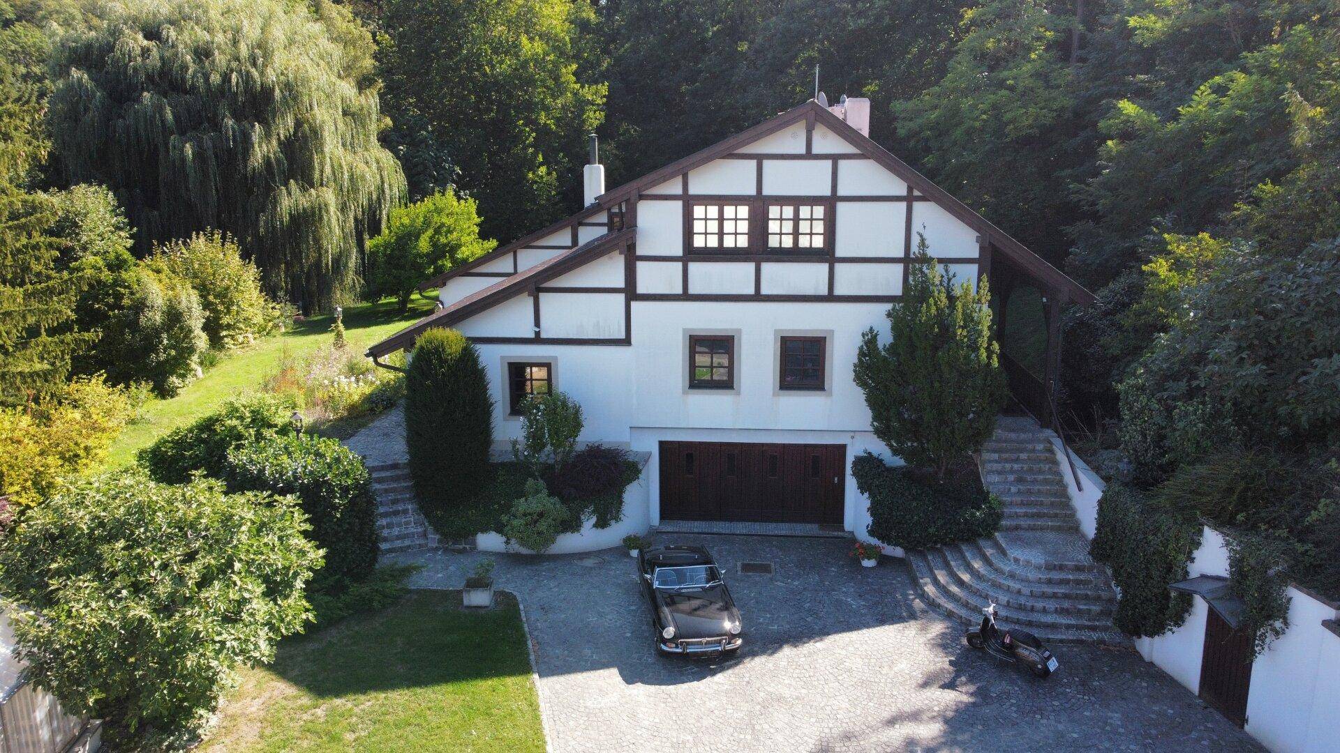 Charmantes Haus im Grünen mit Fachwerkfassade und großzügiger Auffahrt.
