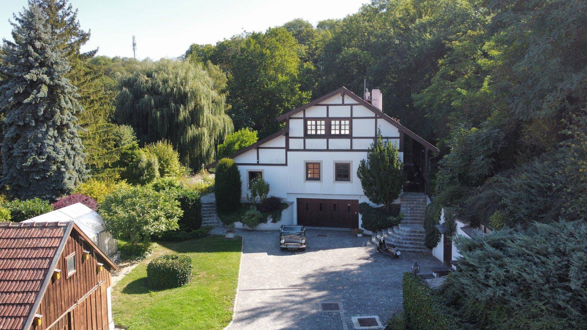 Idyllisches Anwesen mit Haupthaus, Nebengebäude und weitläufiger grüner Umgebung.