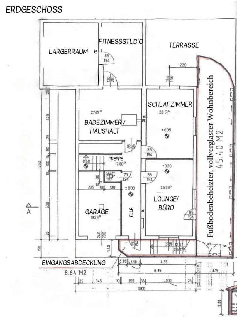 Grundriss des Erdgeschosses mit Fitnessstudio, Schlafzimmer, Büro, Garage und großer Terrasse.