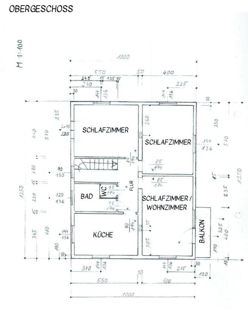Grundriss des Obergeschosses mit drei Schlafzimmern, Küche, Bad und Balkon.