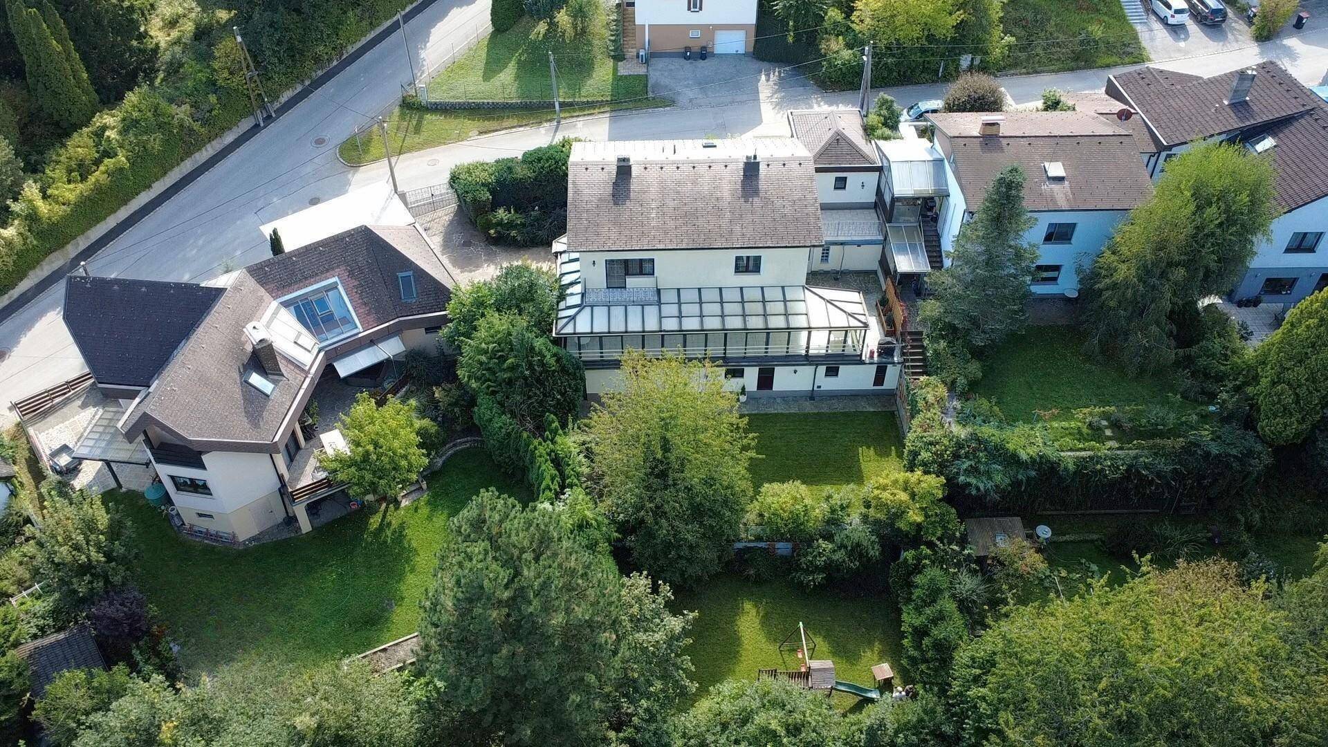 Vogelperspektive des Anwesens mit großem Garten, Spielplatz und angrenzender Nachbarschaft.
