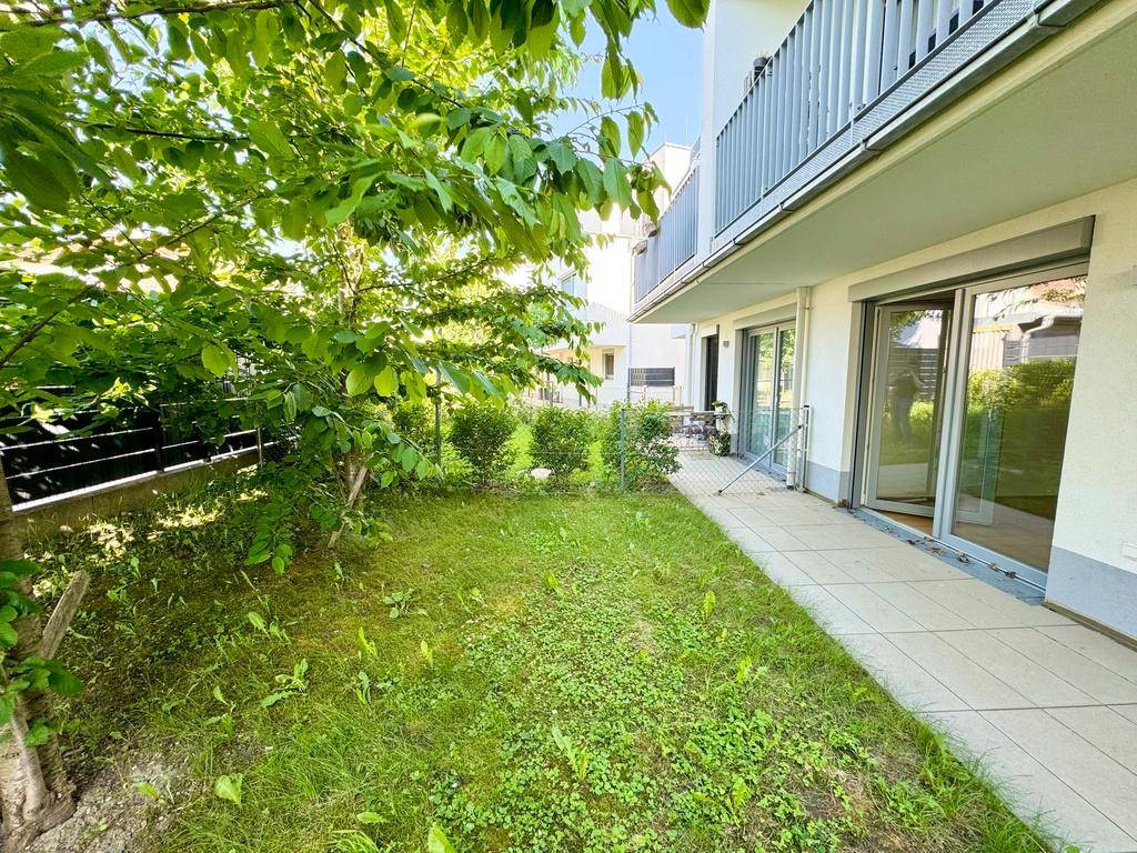 Seitlicher Blick auf den privaten Gartenbereich und die Terrasse der Erdgeschosswohnung.