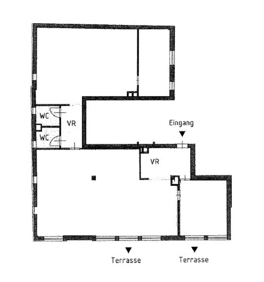 Grundrissplan zeigt die Aufteilung mit Eingang, Vorräumen, Toiletten und zwei Terrassenbereichen.