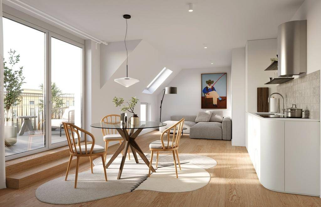 Heller offener Wohn-Essbereich mit moderner Küche, Holzboden und Zugang zu einer Dachterrasse.