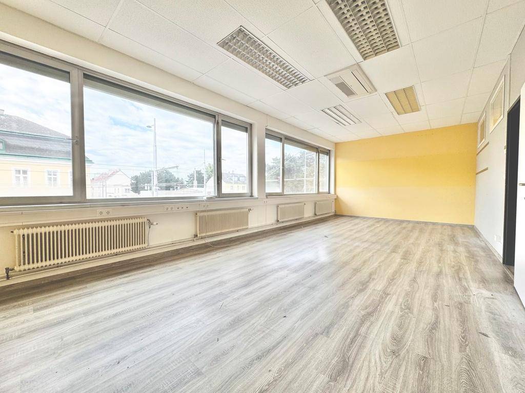 KAGRANER PLATZ | OPTIMAL AUFGETEILTES, HELLES BÜRO | TOPLAGE IN U-BAHN-NÄHE