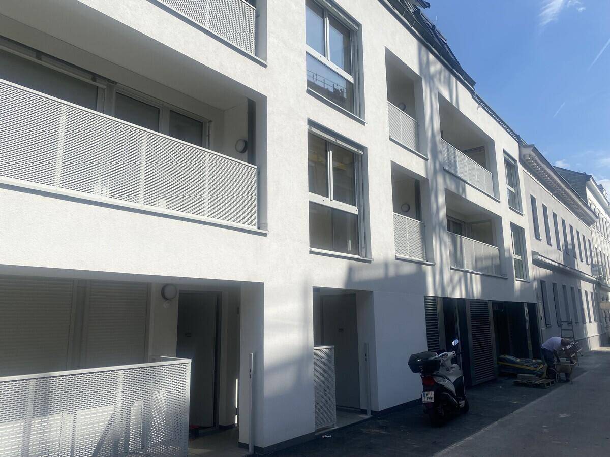 Eingangsbereich und Tiefgarageneinfahrt