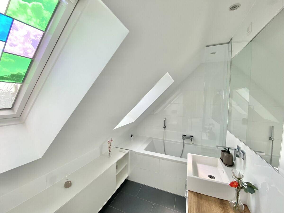 2. Bad mit Badewanne und Tageslicht