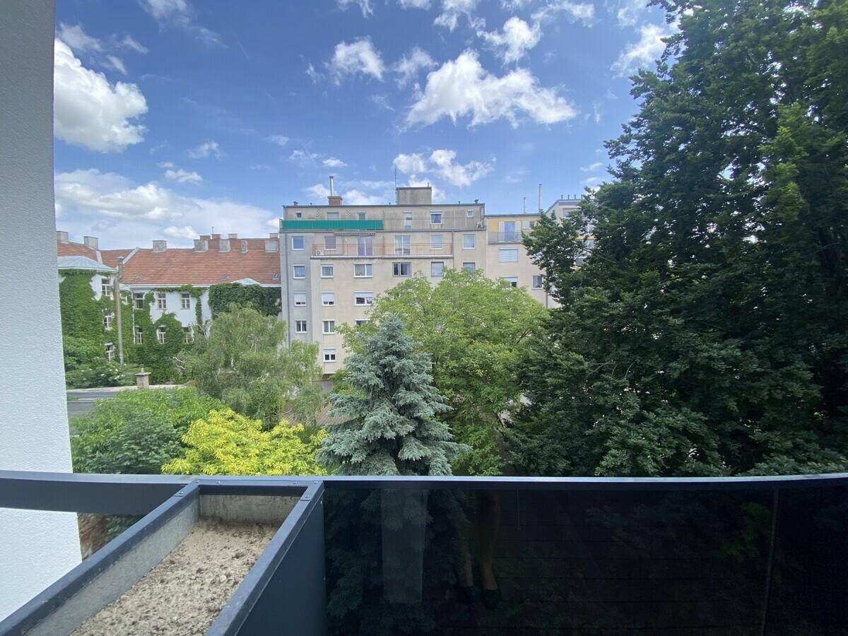 Balkon mit Blumenbeet