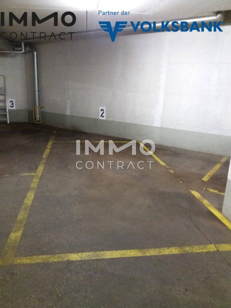 Leerer Parkplatz mit gelben Markierungen in einer Tiefgarage.