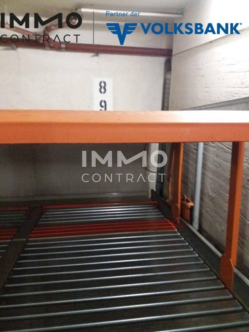Mechanisches Parksystem in einer Tiefgarage mit nummerierten Stellplätzen.