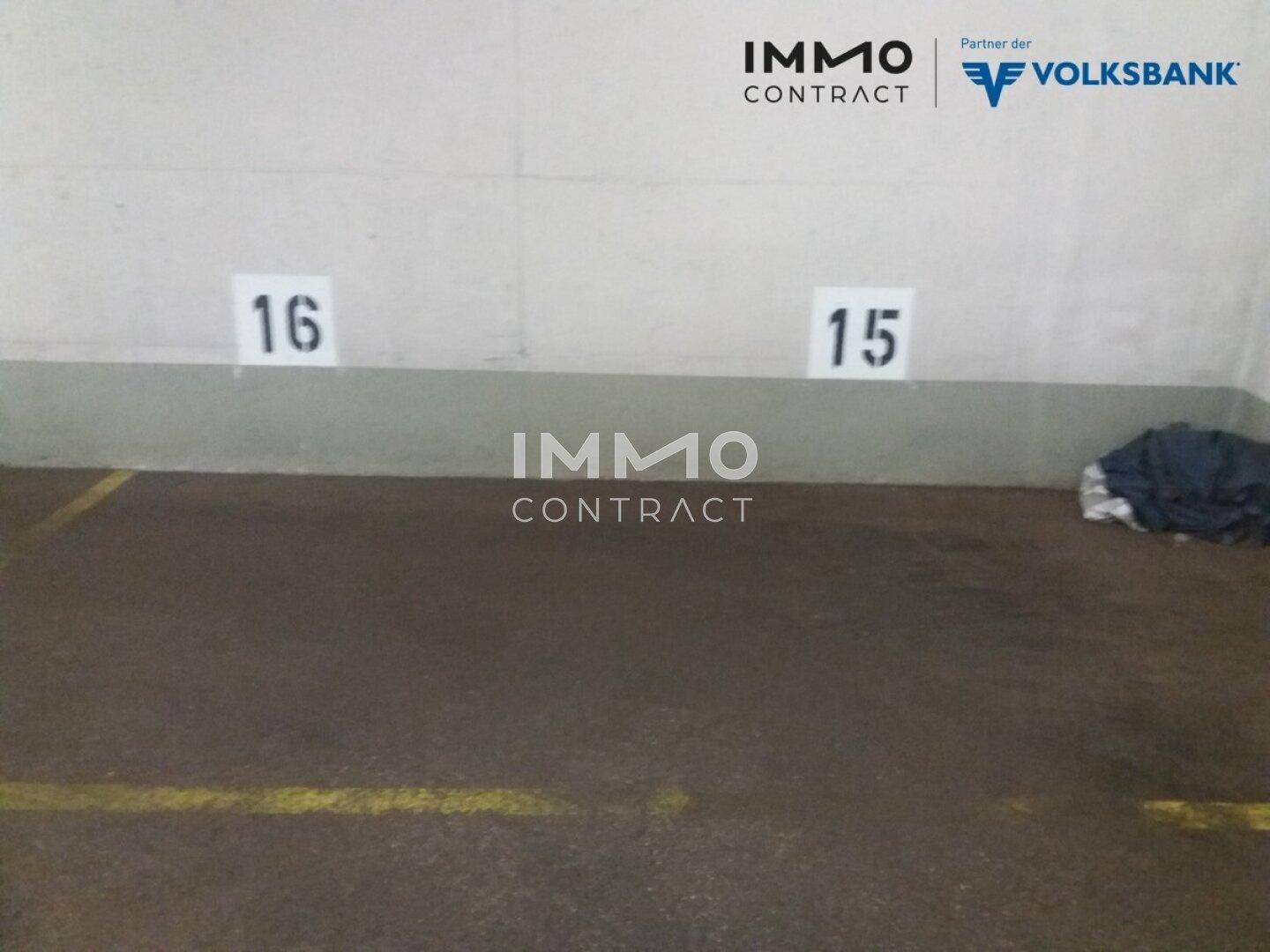 Nummerierte Stellplätze 15 und 16 in einer Tiefgarage mit Betonboden.