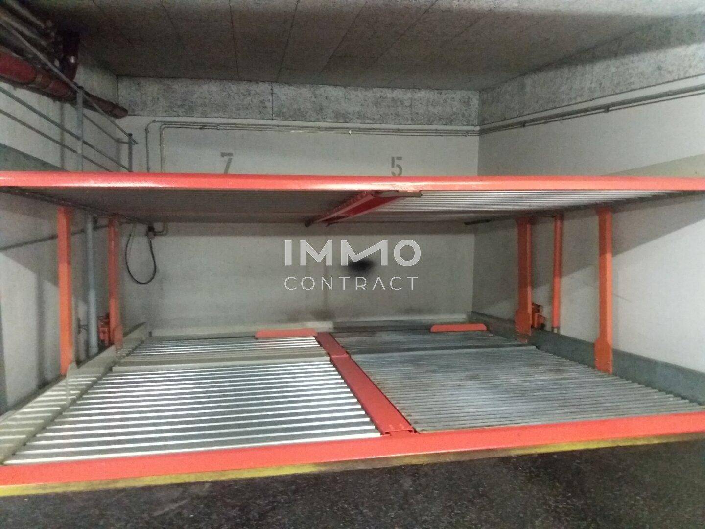 Doppelparker-System in einer Tiefgarage, das Platz für zwei Fahrzeuge bietet.