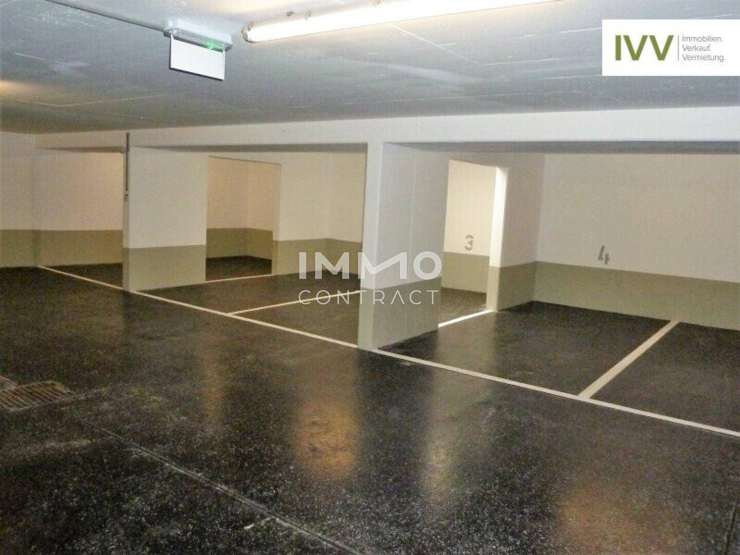 Geräumige Tiefgarage mit markierten Stellplätzen und robustem Betonboden.