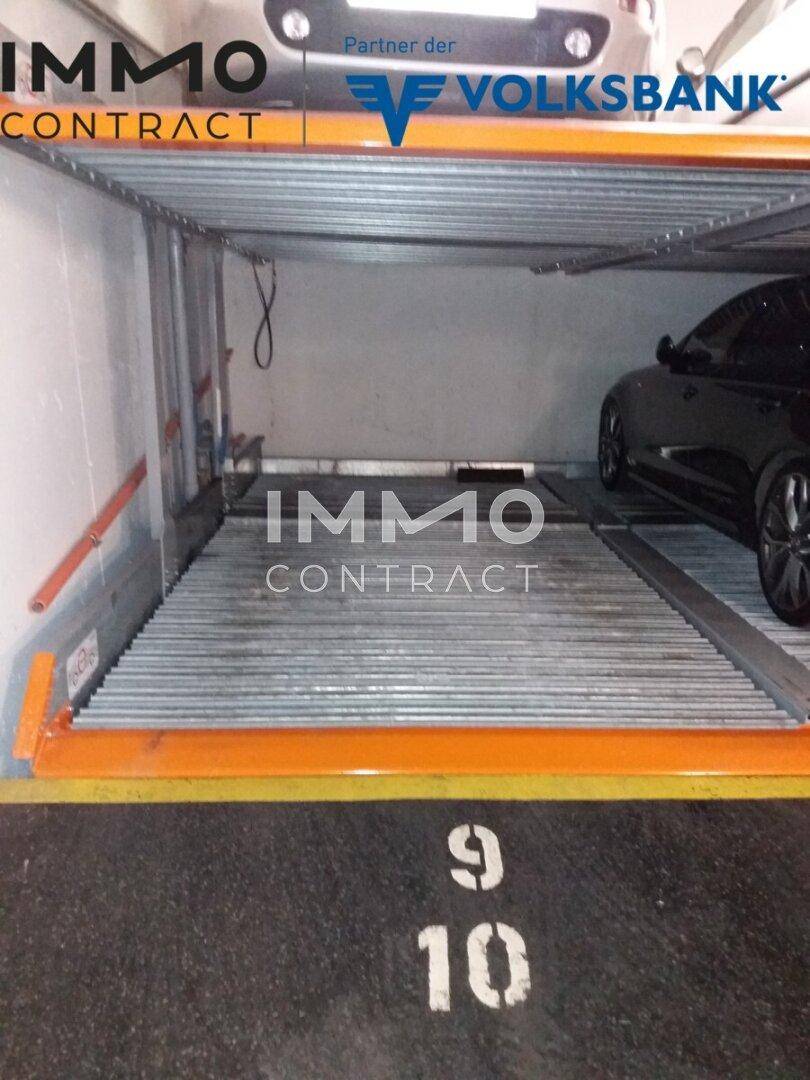 Automatisches Parksystem in einer Tiefgarage mit gestapelten Stellplätzen für Fahrzeuge.