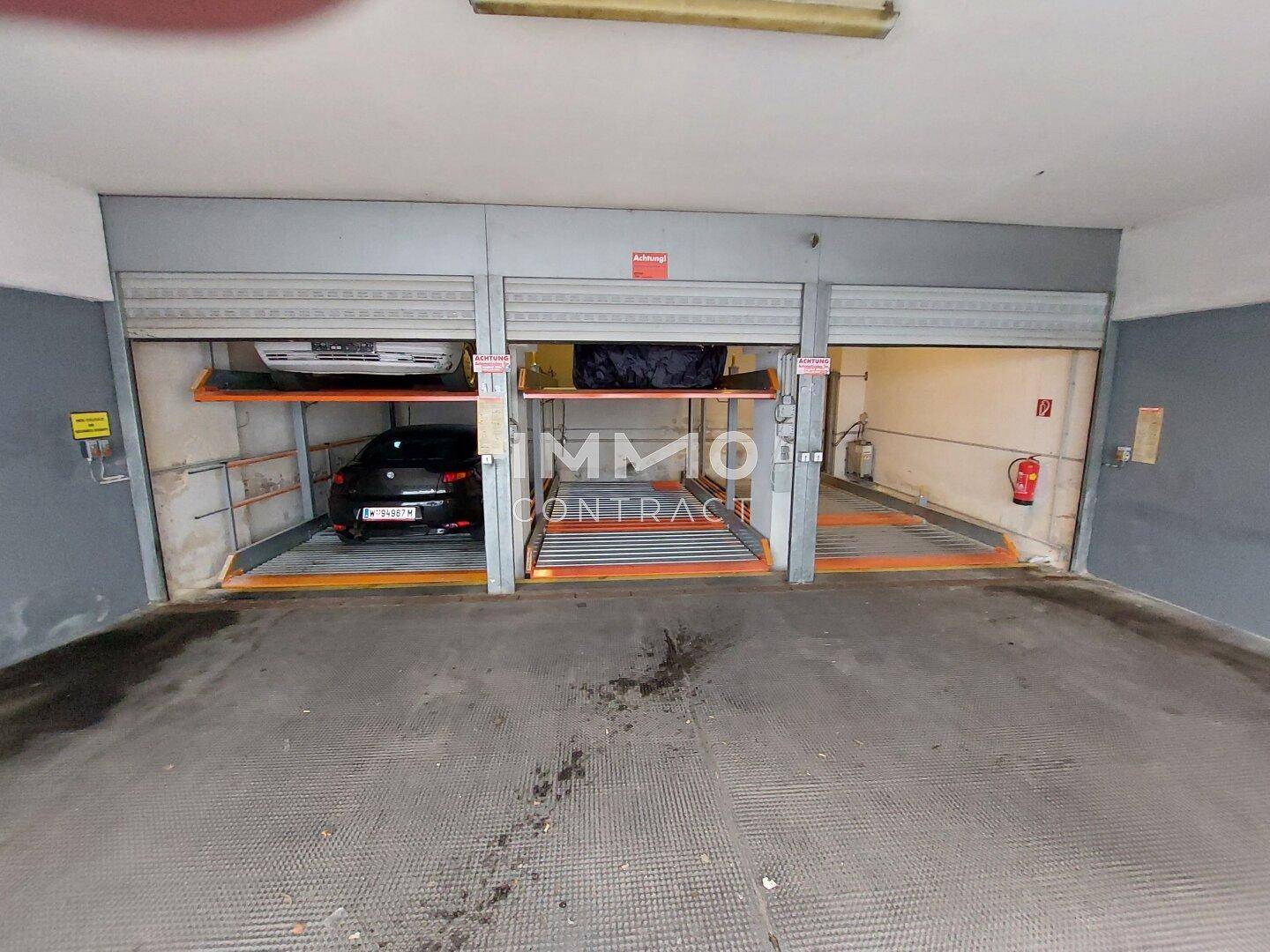 Tiefgarage mit modernen Autohebebühnen für effizientes Parken auf mehreren Ebenen.